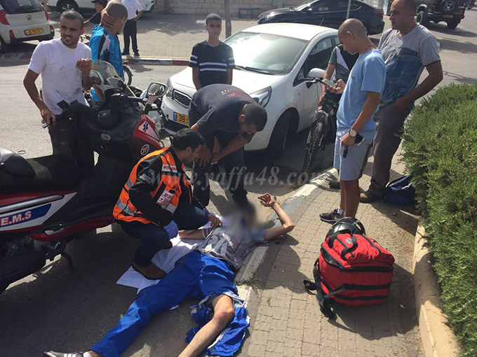 بالصور: اصابة متوسطة لشاب بحادث طرق بين دراجة ومركبة بمدينة يافا 